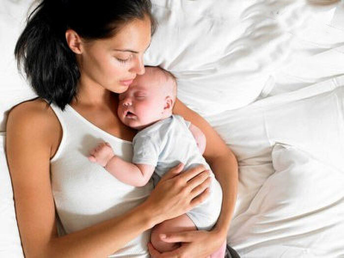 Nửa đêm dậy đi vệ sinh, vợ sững sờ thấy chồng 'vui vẻ' với bảo mẫu, danh tính thật của cô ta còn sốc hơn Ảnh 1