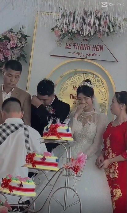Chú rể nắm chặt tay bố lau nước mắt bên cạnh cô dâu cười tươi, biểu cảm của người bố càng gây chú ý Ảnh 2