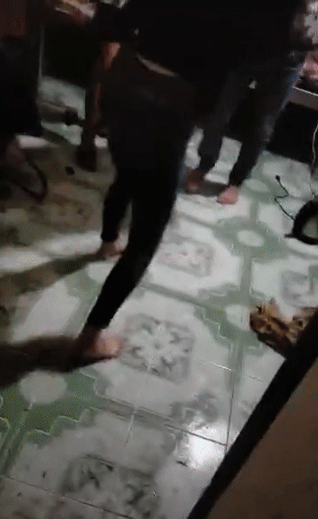 Vợ xông vào phòng trọ đánh ghen, chồng bảo vệ nhân tình còn hất hàm đuổi vợ thẳng cổ Ảnh 3
