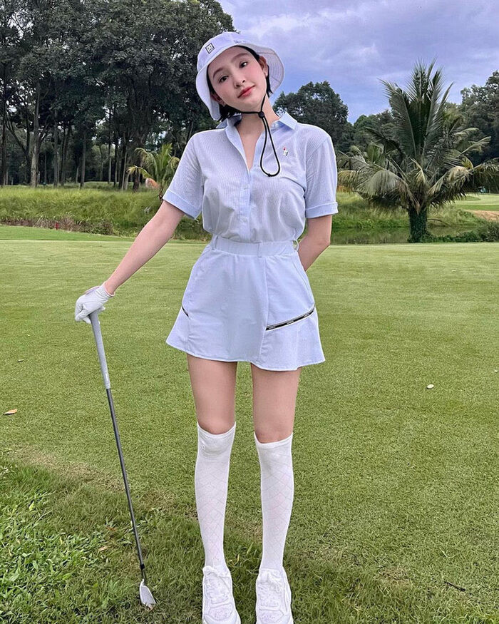 Hiền Hồ tái xuất sau vụ 'anh em nương tựa nhau', khoe ảnh đi đánh golf nóng bỏng Ảnh 1