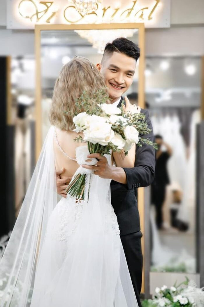 Mạc Văn Khoa và bà xã lên xe hoa sau 7 năm bên nhau: 'Anh nợ em 1 đám cưới, bây giờ anh tuyên bố xóa nợ'