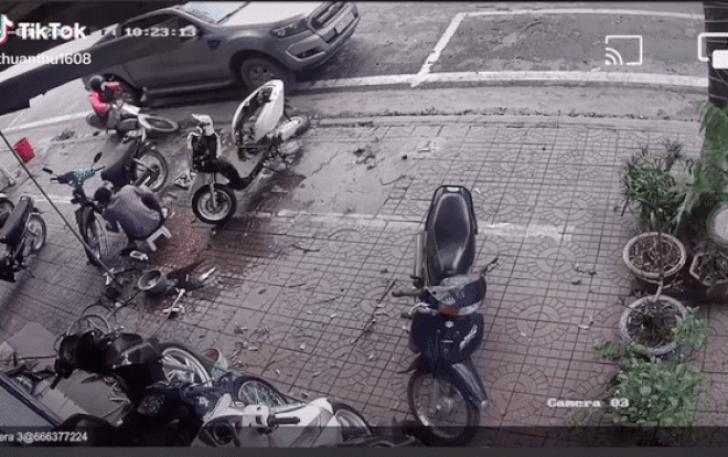 Clip: Tránh ôtô đang dừng, cô gái lao xe máy bay thẳng vào một nơi 'định mệnh'