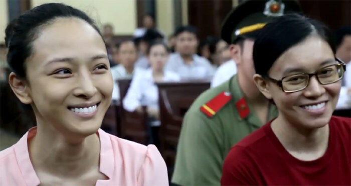 Một nữ ca sĩ vô tư nhái lại màn hầu tòa của Hoa hậu Trương Hồ Phương Nga