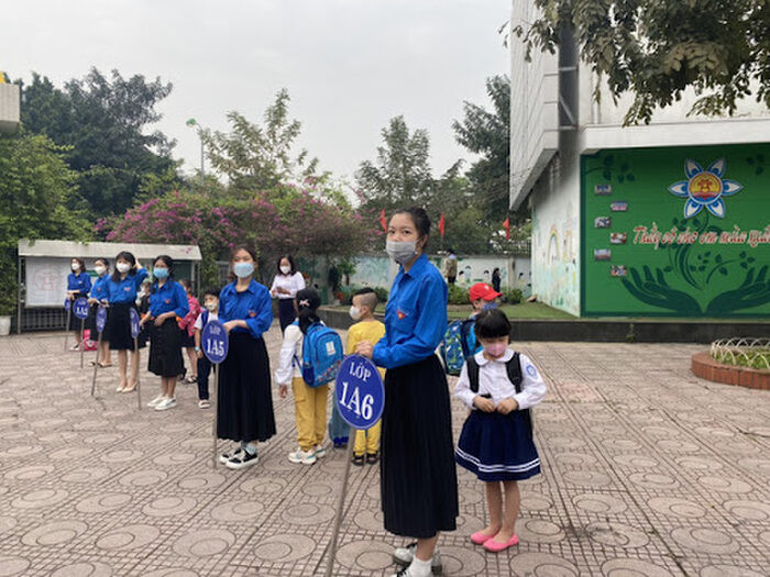Học sinh lớp 1 tại Hà Nội lần đầu được đến trường Ảnh 1