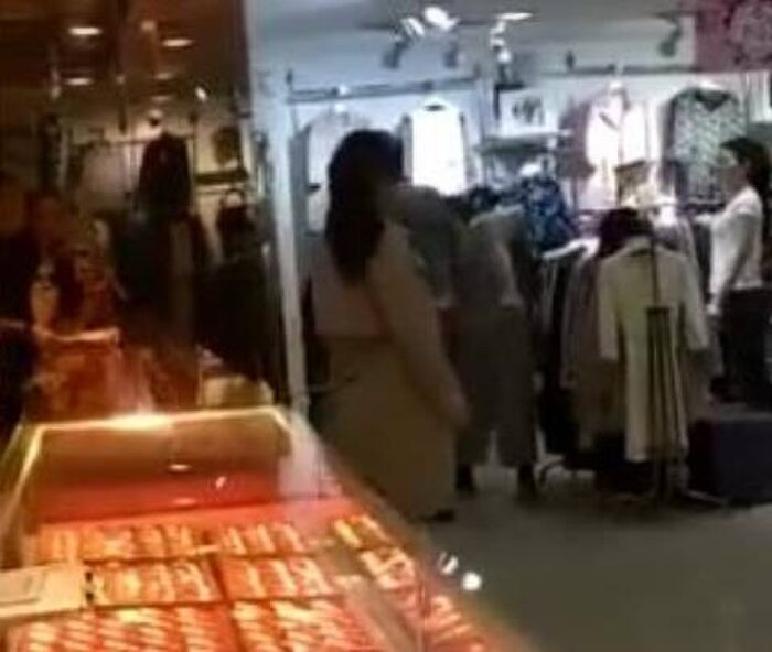 Cô gái tát bạn trai giữa chợ vì đòi mua váy không được, anh chàng 'điên máu' làm một việc
