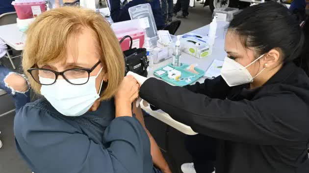 Các chuyên gia y tế Mỹ đưa ra khuyến cáo tiêm mũi vaccine thứ 4 cho người dân - Ảnh 1.