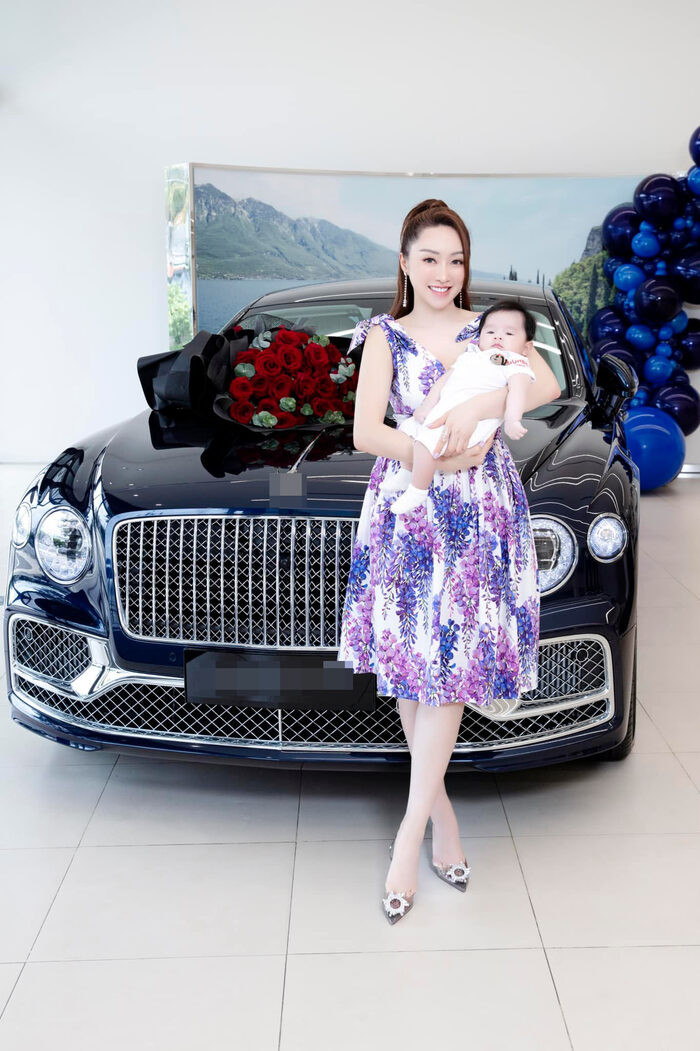 Chi Bảo tặng siêu xe chục tỷ cho bà xã và quý tử
