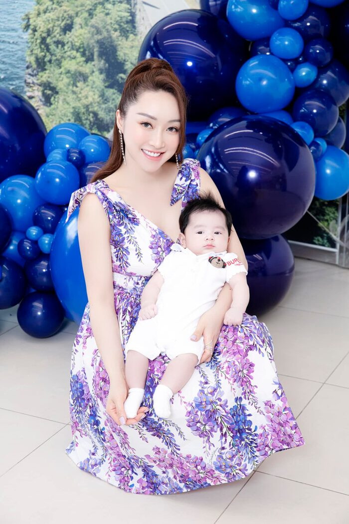 Chi Bảo tặng siêu xe chục tỷ cho bà xã và quý tử