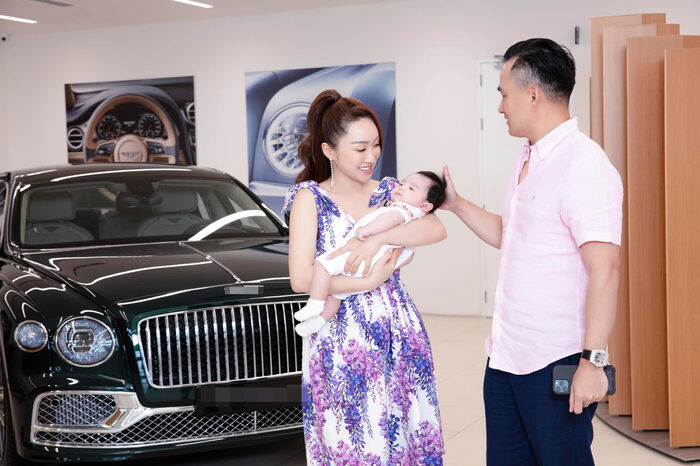 Chi Bảo tặng siêu xe chục tỷ cho bà xã và quý tử