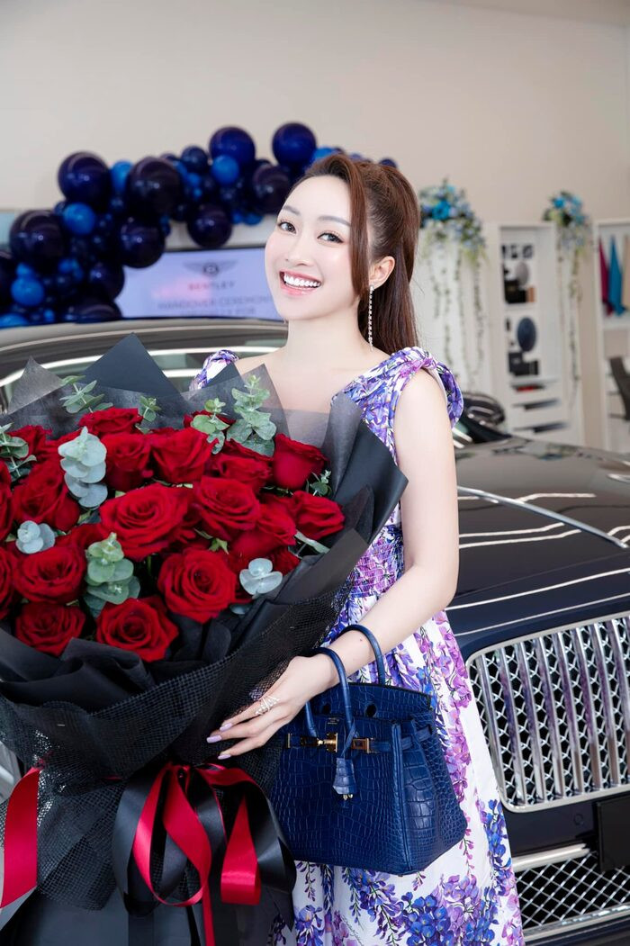 Chi Bảo tặng siêu xe chục tỷ cho bà xã và quý tử