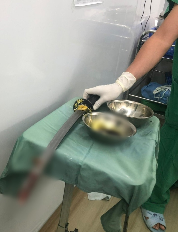 Cứu sống nam thanh niên nhập viện với thanh kiếm đâm xuyên thắt lưng