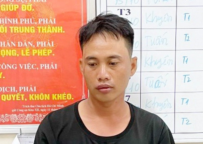 Mải mê bấm điện thoại, cô gái bị nam thanh niên lẻn vào phòng ép quan hệ tình dục Ảnh 1