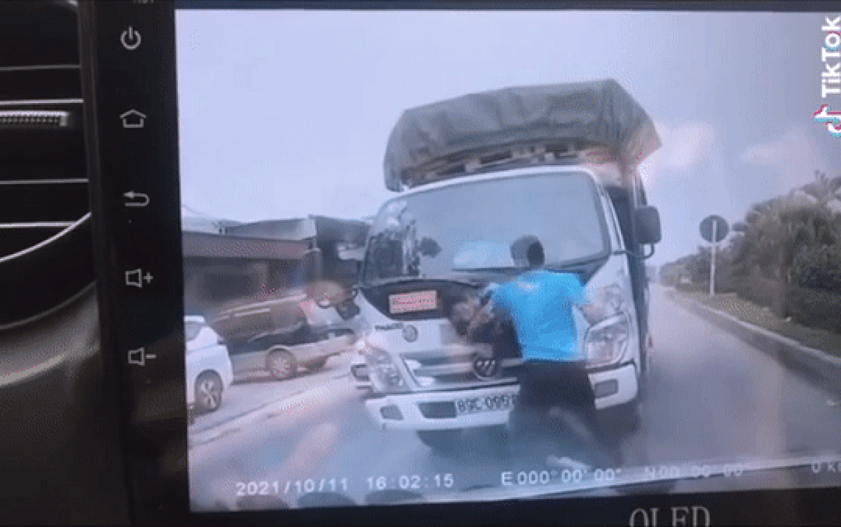 Clip: Xảy ra va chạm giao thông, nam tài xế đấm túi bụi khiến đối phương không kịp trở tay Ảnh 1
