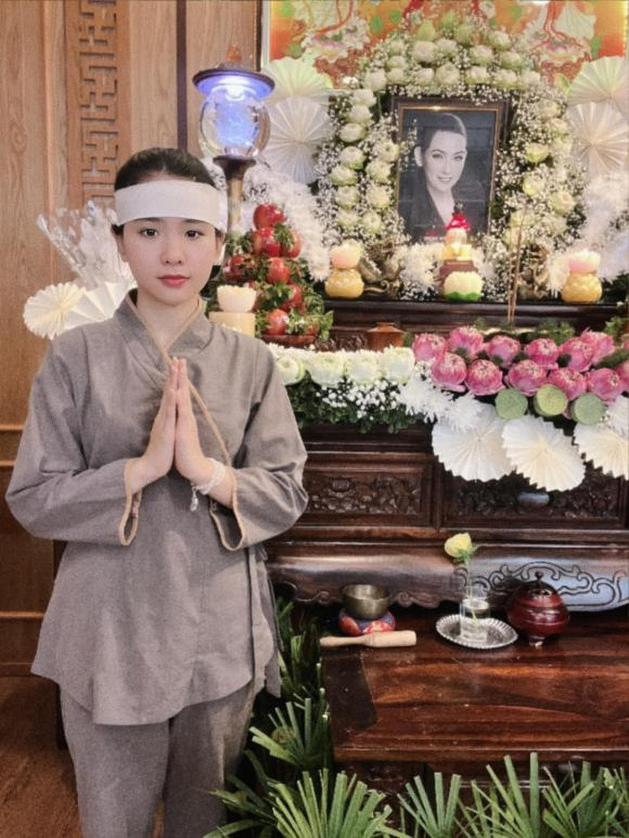 Con nuôi Phi Nhung nói lời xúc động trong ngày sinh nhật cố ca sĩ: 'Năm trước mẹ còn ôm hôn con...'