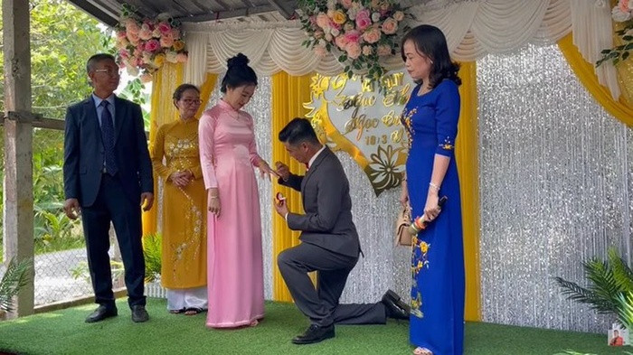 Tiết Cương lên xe hoa ở tuổi 49, nhắn gửi tới bà xã: 'Cô dâu chính là người đẹp ngủ trong rừng của tôi'