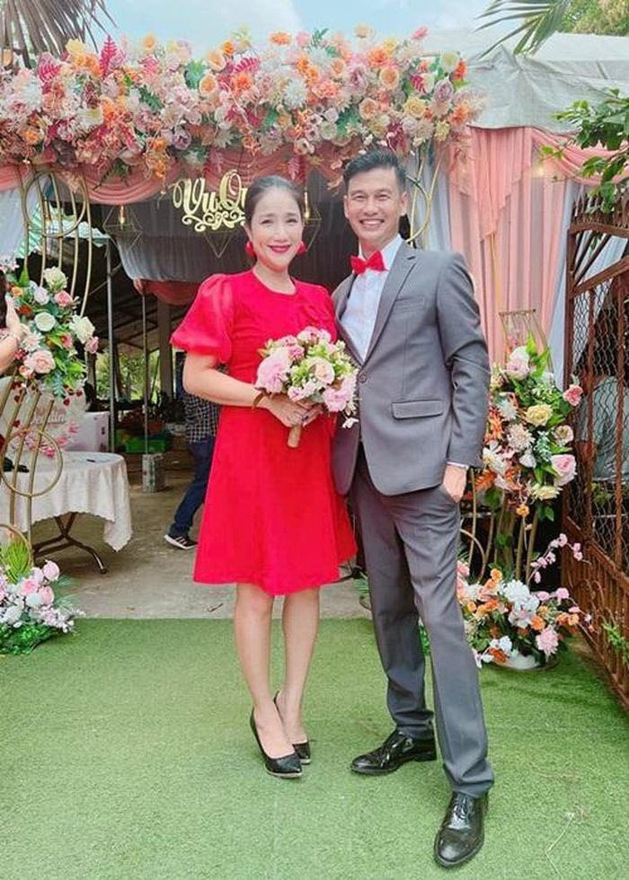 Tiết Cương lên xe hoa ở tuổi 49, nhắn gửi tới bà xã: 'Cô dâu chính là người đẹp ngủ trong rừng của tôi'