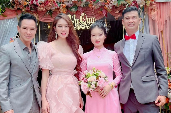 Tiết Cương lên xe hoa ở tuổi 49, nhắn gửi tới bà xã: 'Cô dâu chính là người đẹp ngủ trong rừng của tôi'
