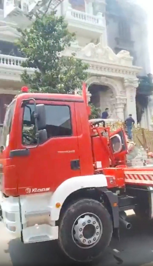 Xôn xao clip cháy lâu đài 'trăm tỷ', khói lửa bốc lên nghi ngút khiến nhiều người sợ hãi Ảnh 2