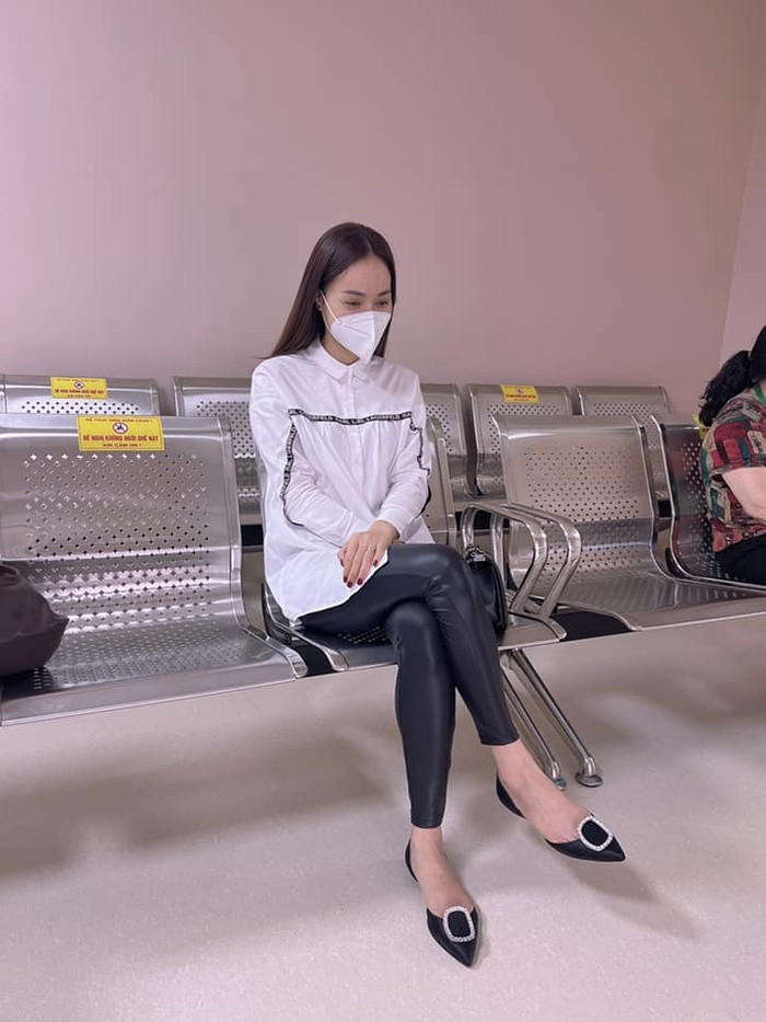 Bà xã Công Lý bị nhầm là người giúp việc, được người lạ thương tình cho suất cơm