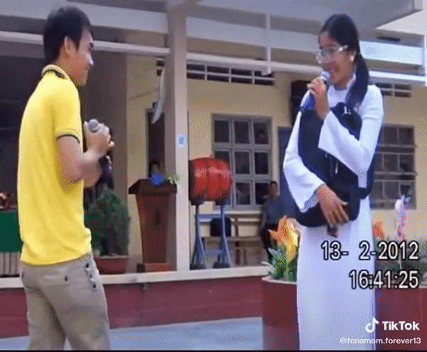 Clip: Nam Em hát văn nghệ thời đi học 10 năm trước: Giọng hát lẫn phong cách khiến fan 'cười bò'