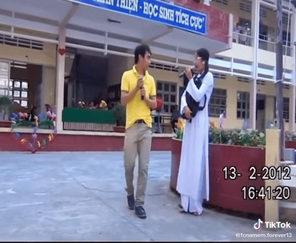Clip: Nam Em hát văn nghệ thời đi học 10 năm trước: Giọng hát lẫn phong cách khiến fan 'cười bò'