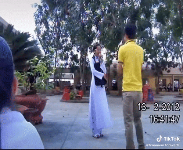 Clip: Nam Em hát văn nghệ thời đi học 10 năm trước: Giọng hát lẫn phong cách khiến fan 'cười bò'
