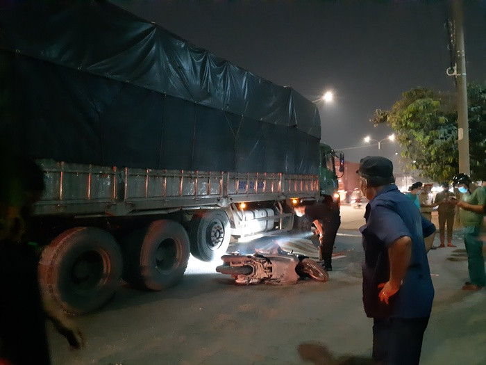 Chồng và con gặp tai nạn tử vong tại chỗ, vợ ôm 2 thi thể gào khóc thảm thiết