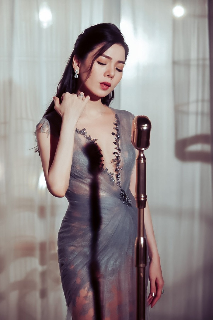 Dân tình bồi hồi nhớ cố ca sĩ Phi Nhung khi Lệ Quyên hát ca khúc đình đám một thời