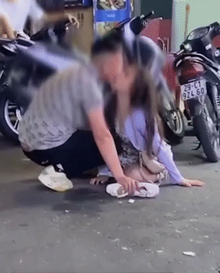 Clip: Xôn xao cô gái 'say quắc cần câu' ngồi hôn bạn trai giữa phố Tạ Hiện khiến nhiều người ái ngại Ảnh 1