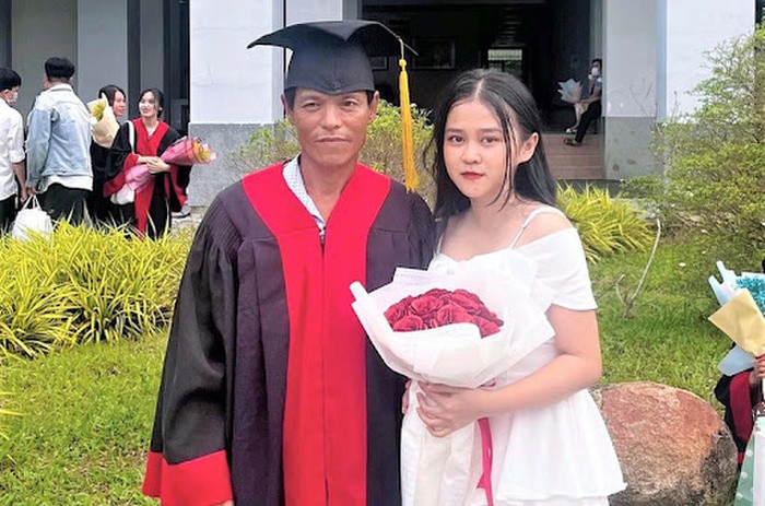 Xúc động khoảnh khắc nữ sinh mặc áo cử nhân cho bố trong lễ tốt nghiệp Đại học