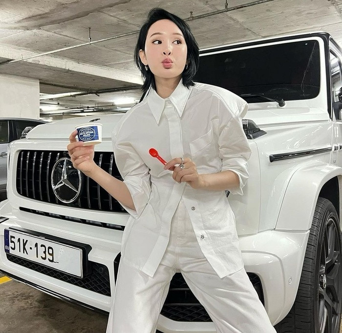 Netizen soi điểm bất thường trên trang cá nhân của Hiền Hồ, liên quan đến siêu xe G63?