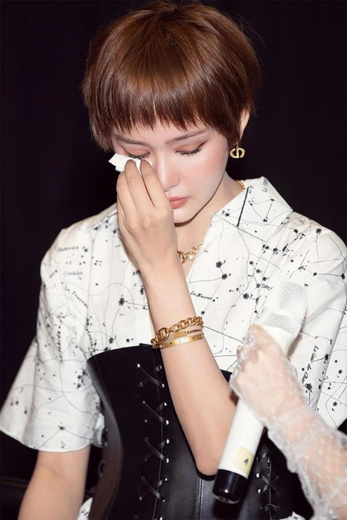 Vừa mới xin lỗi vì bê bối, Hiền Hồ lại bị tố có hành động không đẹp này với khán giả?