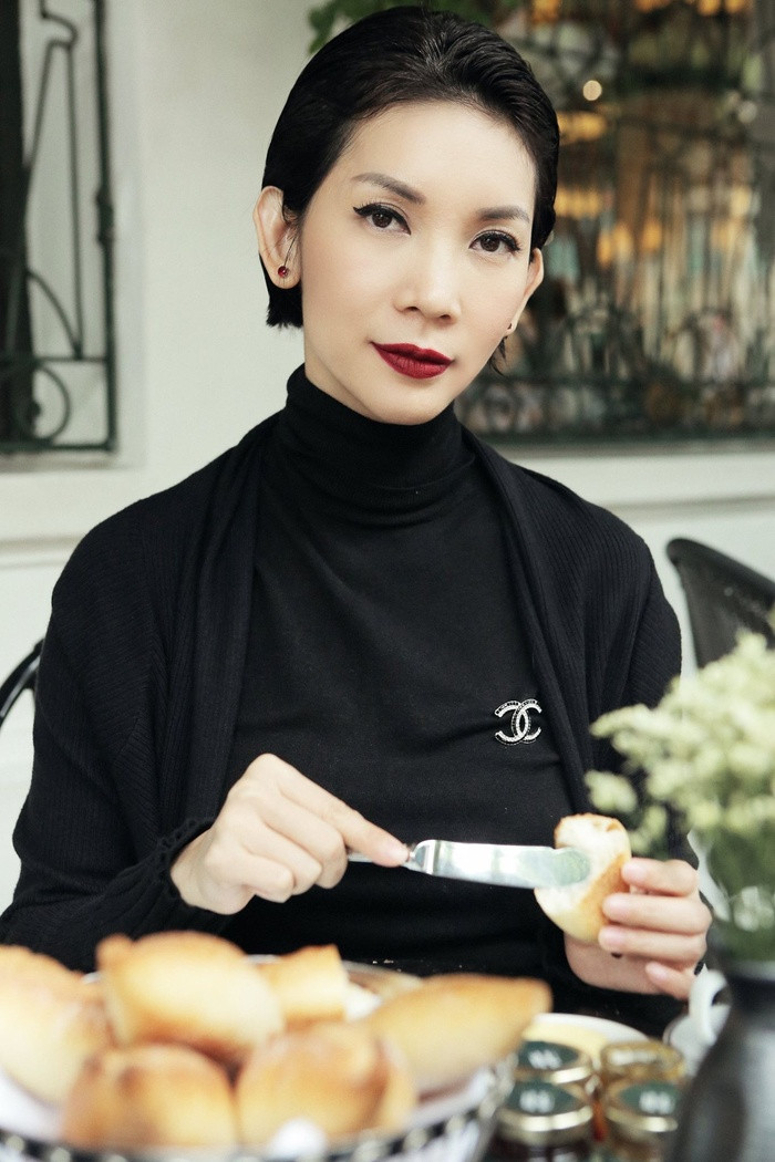 Xuân Lan phải bỏ chạy khi bị gã đàn ông lạ hét vào mặt, xin số điện thoại, nhét khăn giấy vào mũi