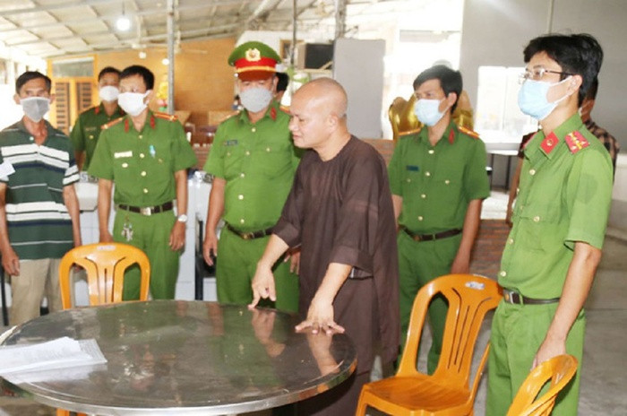 Gã đàn ông ăn mặc như người tu hành, nhận nuôi nhiều trẻ mồ côi rồi đánh đập gây thương tích