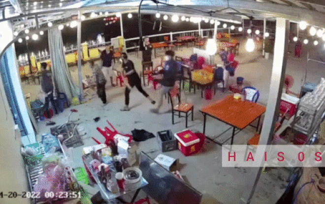 Clip: Hỗn chiến trong quán ăn, kẻ ném bia, người cầm gậy 'trả miếng' khiến 2 thanh niên gục tại chỗ Ảnh 1