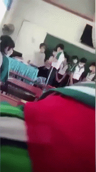 Thầy giáo tát nam sinh, cô giáo thả sách vở của học trò xuống đất ngay trên bục giảng gây bức xúc