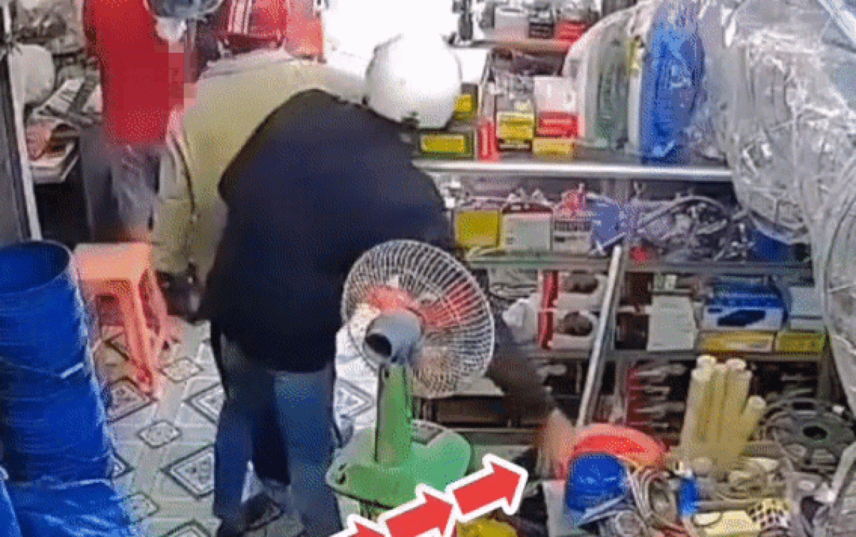 Clip: 2 nam thanh niên trộm đồ 'nhanh như chớp' bất chấp chủ tiệm đứng cạnh bên Ảnh 1