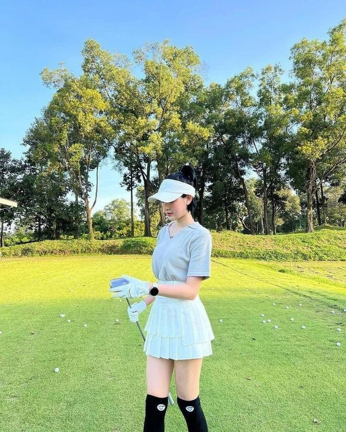 HOT: Lộ clip Hiền Hồ tái xuất trên sân golf sau drama 'anh em nương tựa'? Ảnh 4