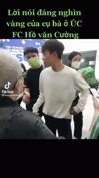 Hồ Văn Cường quay mặt đi khi fan nhắc tới mẹ nuôi Phi Nhung, netizen 'ném đá' dữ dội
