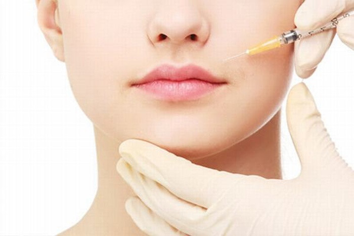 Tiêm filler làm đầy rãnh má tại tiệm tóc, người phụ nữ bị mất thị lực