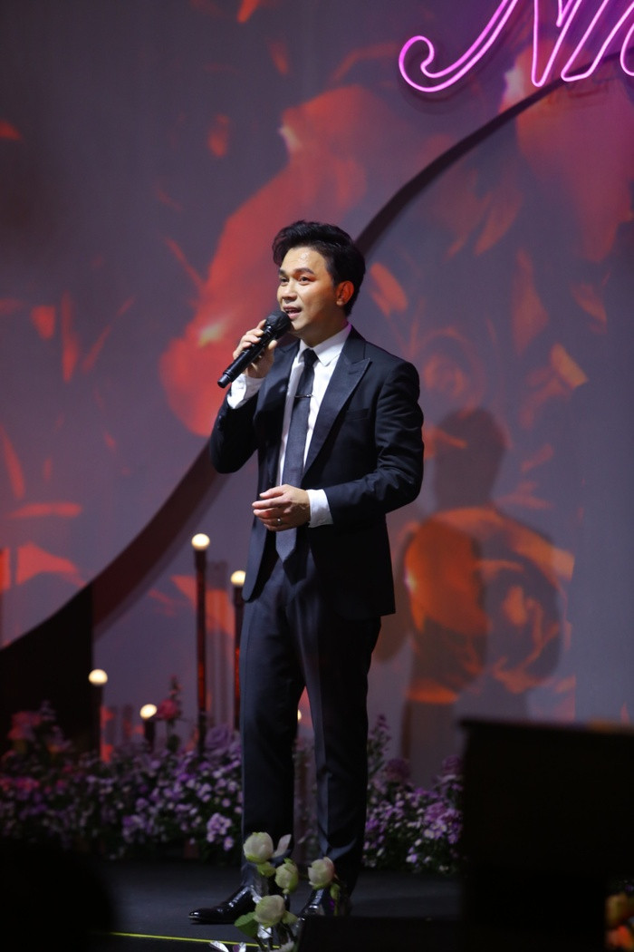 Cùng một bản song ca, hành động không thay đổi của Mạnh Quỳnh dành cho Phi Nhung khiến netizen xúc động