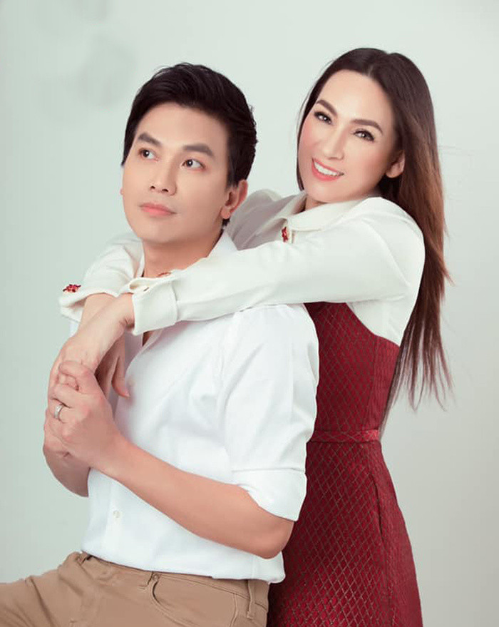 Cùng một bản song ca, hành động không thay đổi của Mạnh Quỳnh dành cho Phi Nhung khiến netizen xúc động