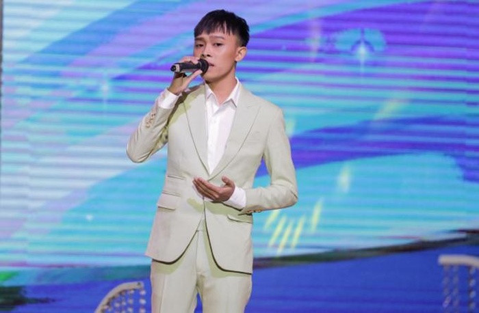 Cụ bà bay từ nước ngoài về Việt Nam gặp Hồ Văn Cường, có hành động nức lòng dành cho nam ca sĩ?
