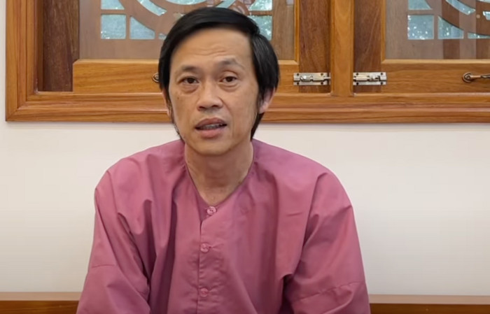 Ngày đầu tái xuất, Hoài Linh bất ngờ quỳ trên sân khấu để làm một điều tri ân khán giả