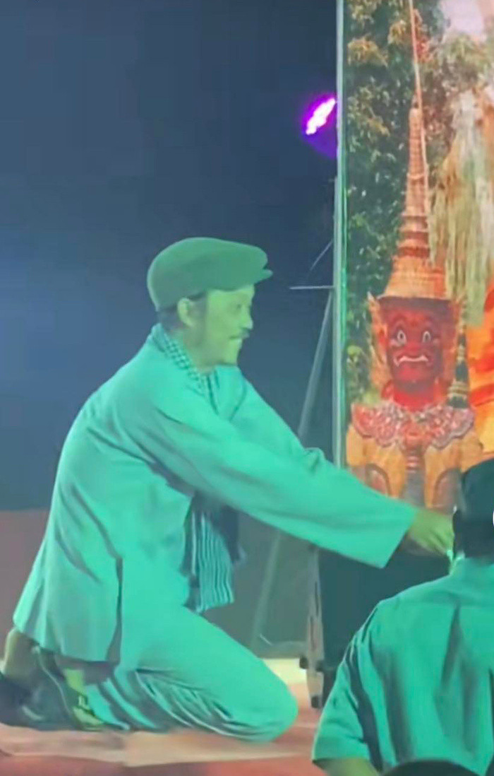 Ngày đầu tái xuất, Hoài Linh bất ngờ quỳ trên sân khấu để làm một điều tri ân khán giả