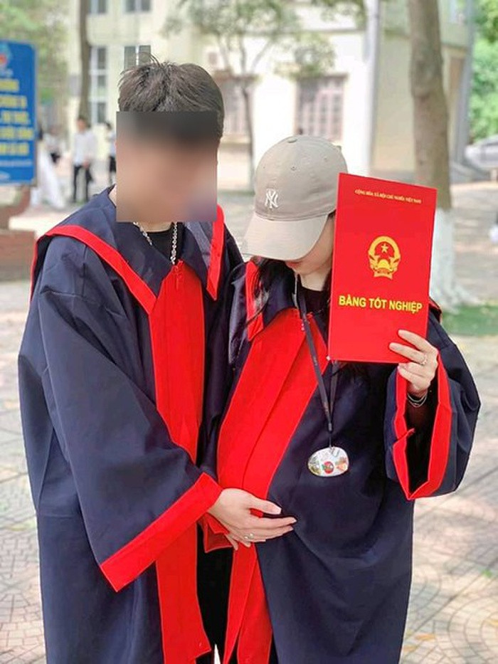 Cặp đôi gây tranh cãi kịch liệt khi khoe ảnh tốt nghiệp cấp 3 khi đang mang bầu, chính chủ nói gì? Ảnh 1