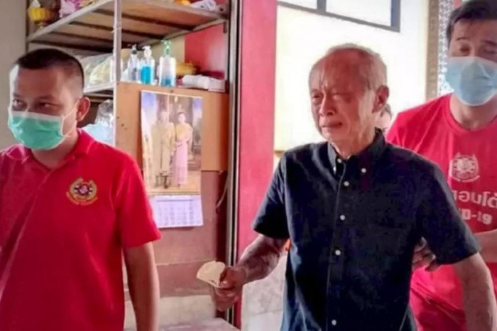 Cụ ông sống chung với thi thể vợ suốt 21 năm, đành ngậm ngùi đưa vợ đi hỏa táng vì lý do xúc động hơn nữa
