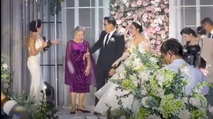 Hôn lễ của 'vua cá Koi' Thắng Ngô: Bố không đến dự, mẹ cúi mặt và bật khóc khó hiểu