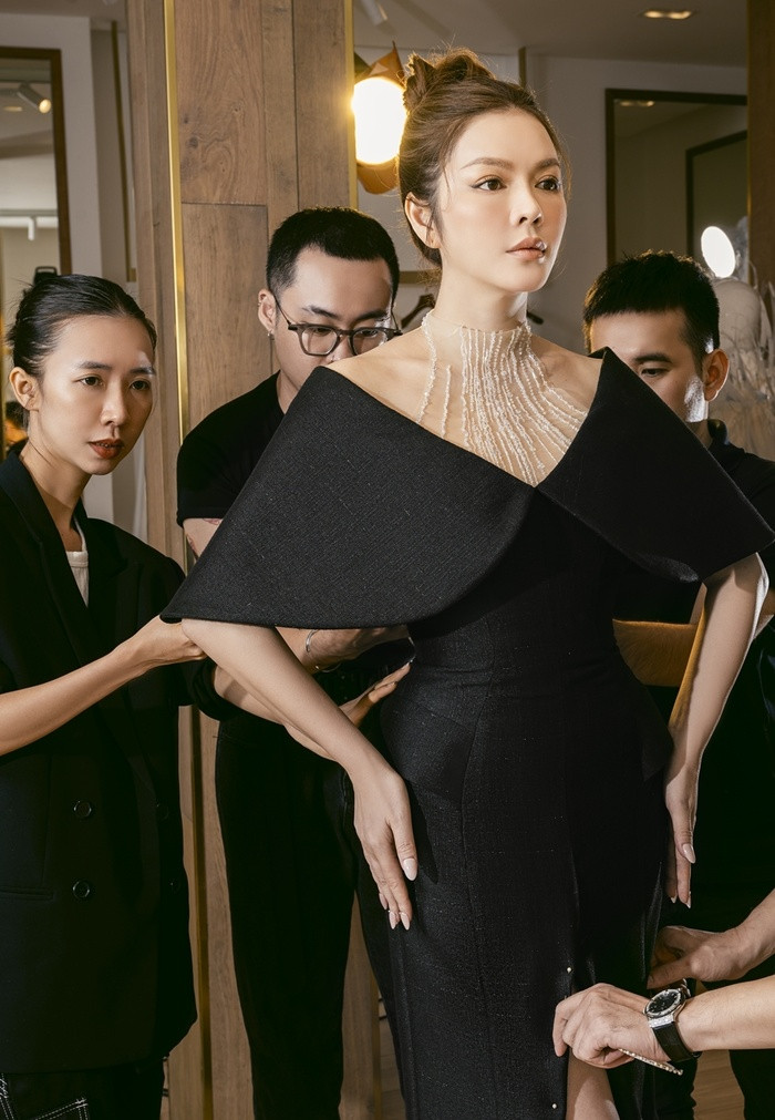 Lý Nhã Kỳ mang 50 bộ đồ, ekip 10 người qua Pháp dự Cannes: Đẳng cấp hay 'ô dề'