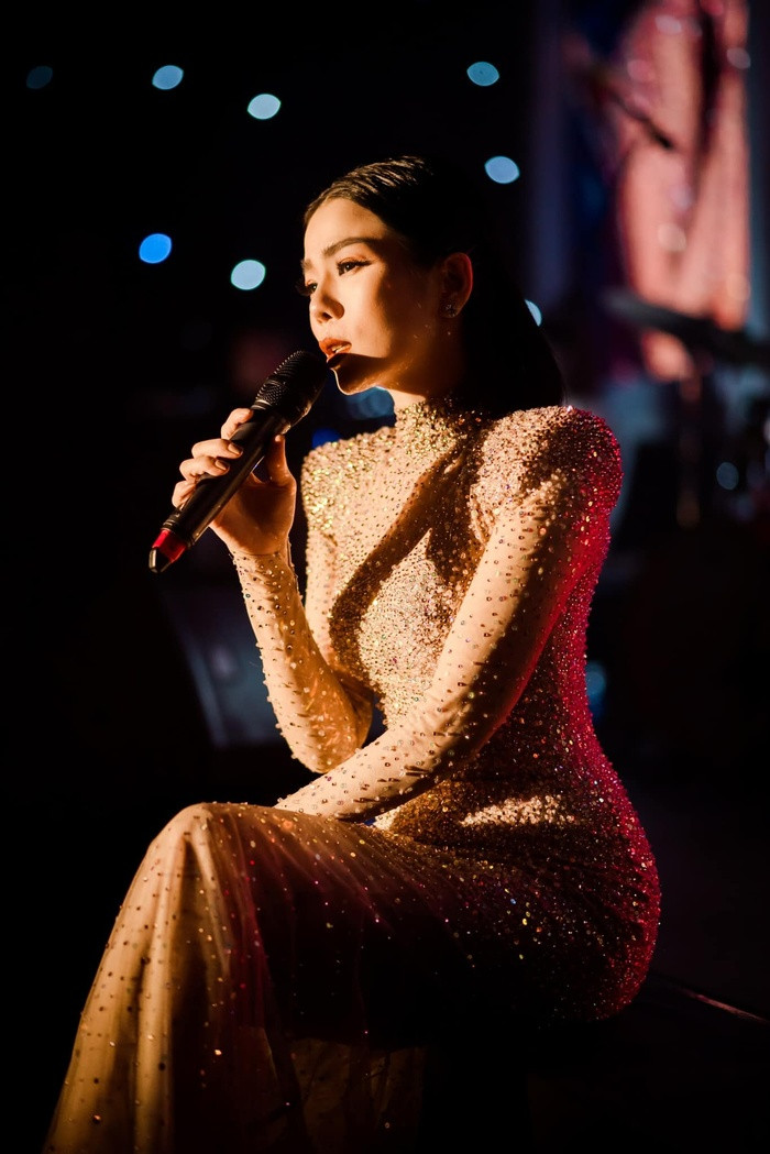 Giữa ồn ào so sánh giọng sau 10 năm, Lệ Quyên ẩn ý: 'Khán giả bảo tôi hát live luôn hay hơn nghe CD'